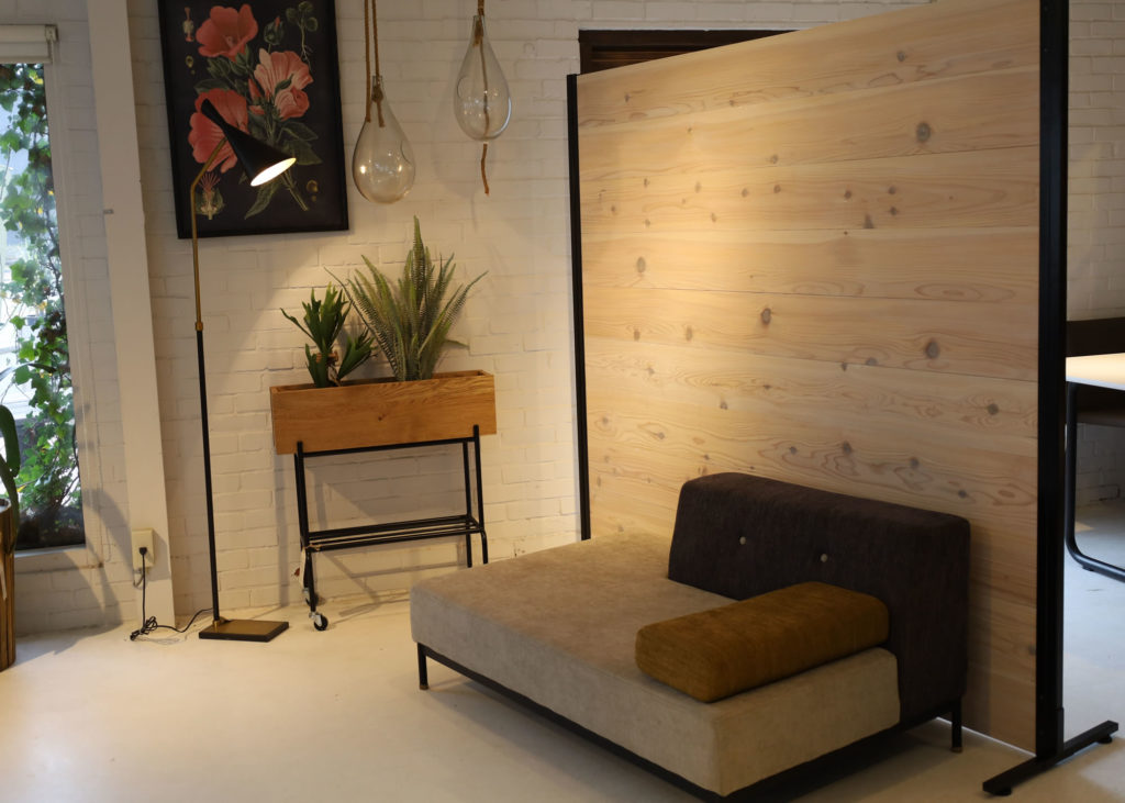 商品展示壁面として